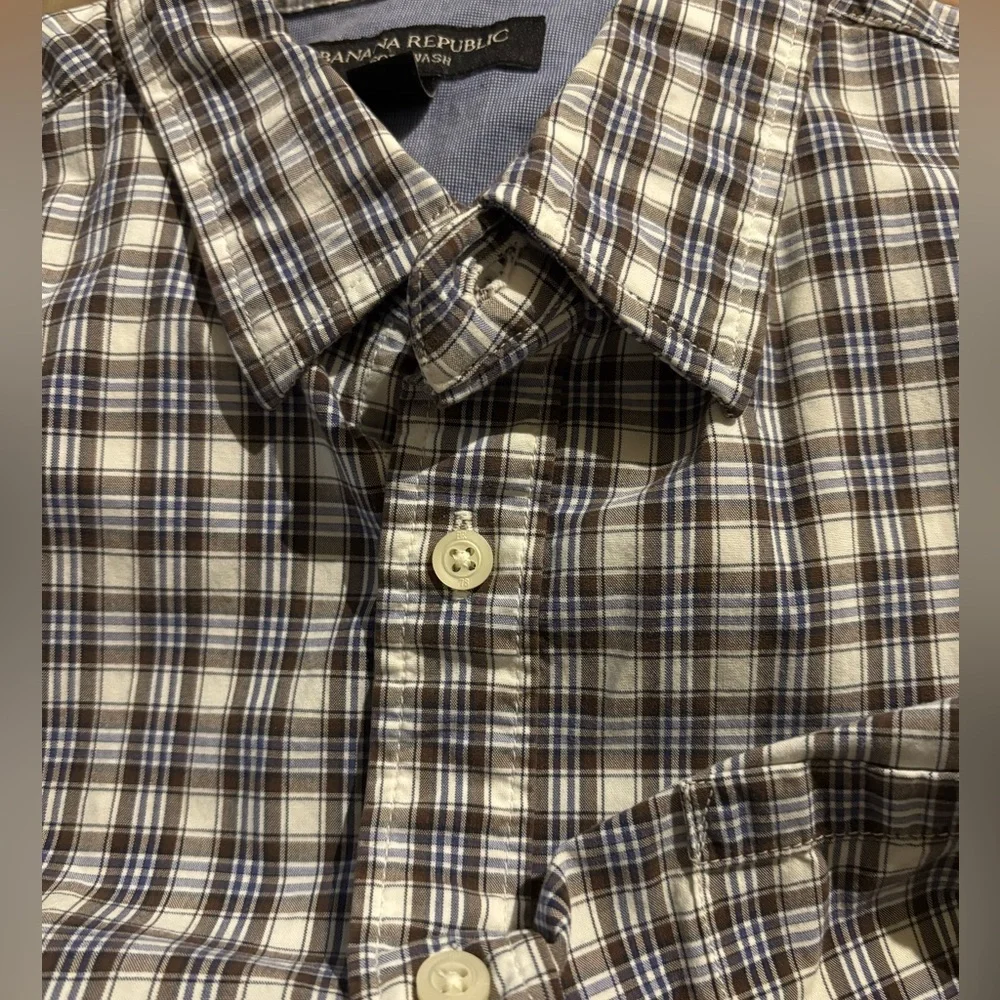 Men’s Banana Republic Soft Wash Long Sleeve Plaid Button up.‎ Size M, Brown.